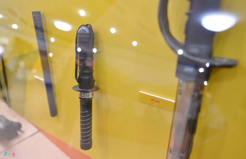 Những kỷ vật khác trong thời kỳ sau năm 1975 cũng được trưng bày. Trong ảnh là những chiếc dùi cui, gậy điện được lực lượng công an dùng trong nhiều thời kỳ.