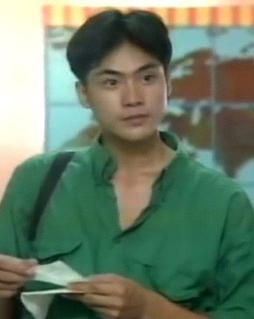 Vẻ đẹp nam tính, diễn xuất chân thực, ngay từ khi mới xuất hiện trên màn ảnh, nam diễn viên "Xin hãy tin em" đã khiến nhiều nữ khán giả phải xốn xang. Lê Vũ Long từng để lại dấu ấn qua các bộ phim: Xin hãy tin em, Những người thợ xẻ, Của rơi, Mùa hè chiều thẳng đứng, Người đàn bà mộng du…