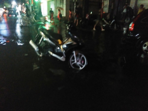 Mưa to, nước ngập người dân không thể đi lại đành phải chờ xí nghiệp thoát nước số 2 xử lý mới có thể về nhà.