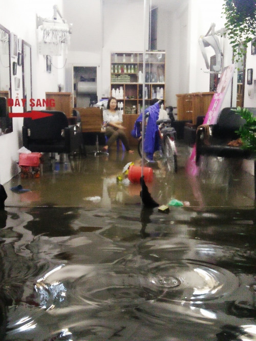 Hàng hóa không kịp di chuyển chất đống ngổn ngang, tiểu thương chỉ biết rớt nước mắt, xót xa.