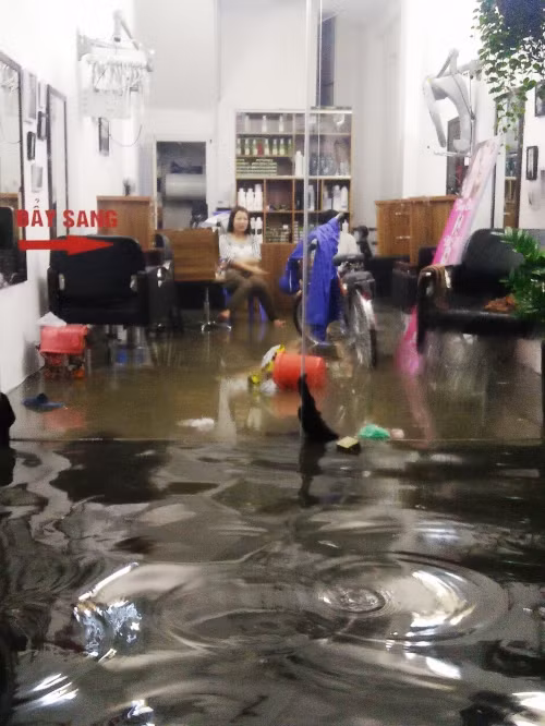 Hàng hóa không kịp di chuyển chất đống ngổn ngang, tiểu thương chỉ biết rớt nước mắt, xót xa.