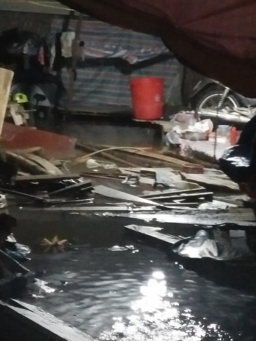 Một căn hộ đang sửa dang dở, nước ngập tận giường. Theo chia sẻ của người nhà đêm nay chắc họ thức trắng đêm vì nước vào tận giường.