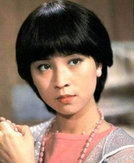 Khi trưởng thành, Phụng Kiều trở thành vũ nữ tại các hộp đêm, phòng trà mua vui cho khách ở thành phố Đài Bắc, một cách mưu sinh phụ giúp cho cha mẹ và các em. Lâm Phụng Kiều sở hữu gương mặt thanh thoát, kiều diễm và gợi cảm với chiều cao nổi bật 1m68. Vì thế, cô được đạo diễn Vương Tinh Lỗi mời tham gia bộ phim võ thuật Triệu Châu Nộ Hán/The Hero of Chiu Chow năm 1971, khi mới 19 tuổi.