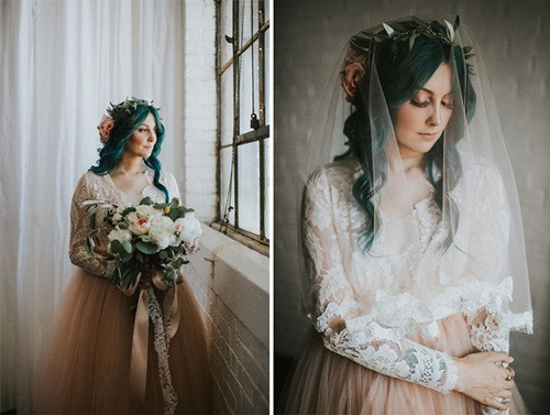 Trong đám cưới, Jaquie Goncher diện một bộ váy hồng nude, tóc màu xanh cổ vịt, xinh đẹp và mạnh mẽ hệt như một nàng tiên cá, nhảy với chồng của mình điệu nhảy đôi đầu tiên giữa hai người.