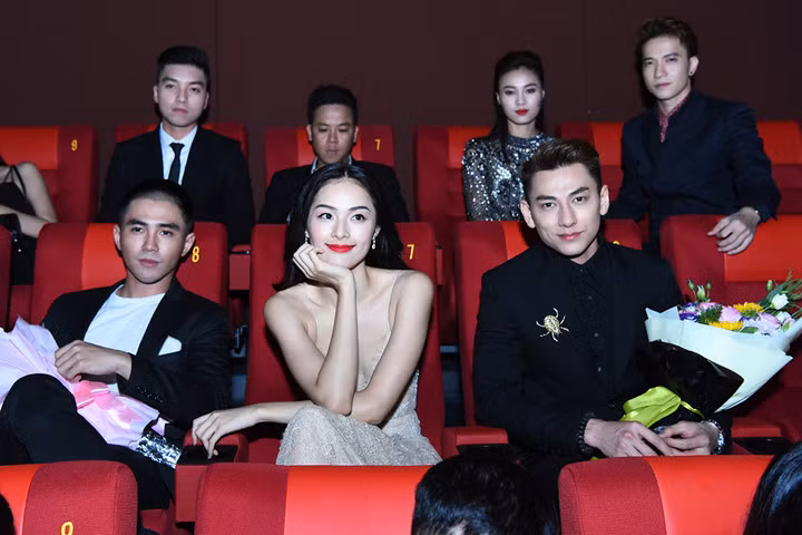 Dàn diễn viên tươi tắn trong rạp chiếu, thưởng thức bộ phim cùng truyền thông và khách mời.