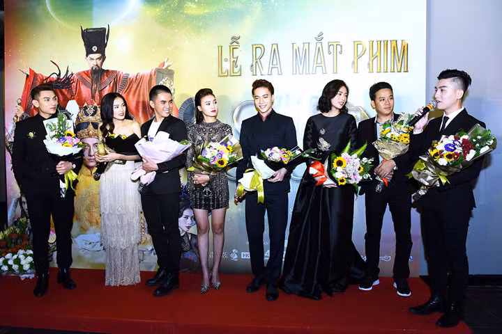 Đoàn làm phim rạng rỡ ra mắt khán giả Thủ đô.