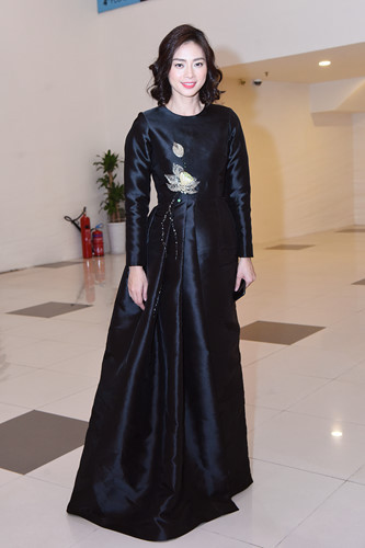 Nữ đạo diễn diện đầm đen sang trọng. Trong phim "Tấm Cám: Chuyện chưa kể", Ngô Thanh Vân còn đóng vai Dì Ghẻ. Đây được xem là vai diễn ấn tượng của cô.