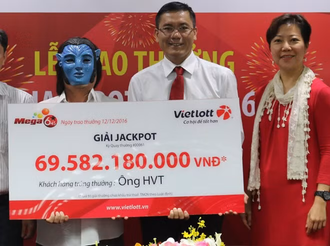 Người đàn ông may mắn được hóa trang cầu kỳ khi lên nhận giải thưởng. Ảnh: V.T.