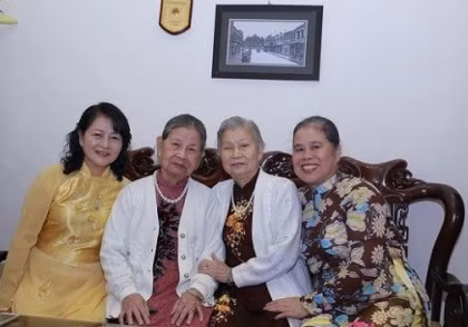 Bà An (thứ 2 từ phải sang) và con gái út - cô Oanh (áo vàng).