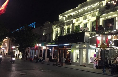 Số 19 phố Tràng Tiền - tiệm may Adam năm 1952 (ngoài cùng bên phải) và số 19 hiện tại.