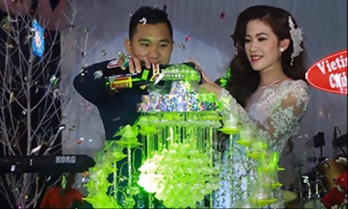 Chú rể và cô dâu tại đám cưới “khủng”.