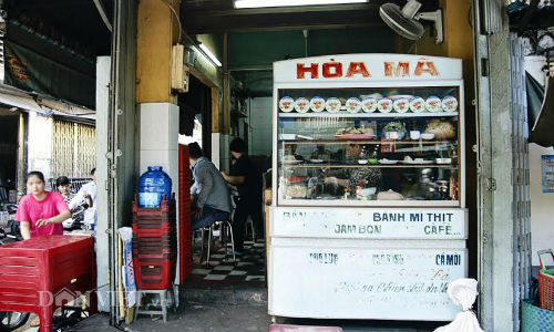 Chiếc xe bánh mì vẫn yên vị từ ngày dời về góc đường Cao Thắng.