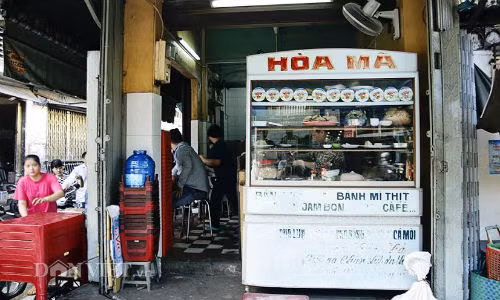 Chiếc xe bánh mì vẫn yên vị từ ngày dời về góc đường Cao Thắng.