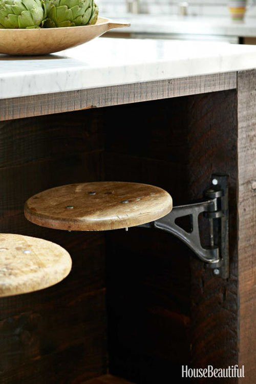  Ghế xoay: Nếu phòng bếp của bạn có diện tích rất hạn chế, bạn nên giản lược các loại đồ đạc, sử dụng các vật dụng có thể gấp gọn hoặc xếp khít vào nhau. Ví dụ như những chiếc ghế ăn, được thiết kế bắn trực tiếp vào bàn ăn, với bản lề có thể xoay ra xoay vào như một cánh cửa, không chỉ tiết kiệm diện tích mà còn giúp bàn ăn của bạn độc đáo có 1-0-2.