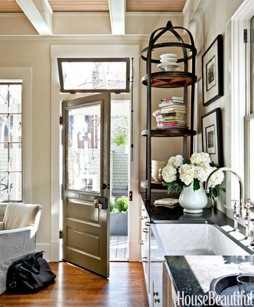  Dùng kệ mở cao để sắp xếp nhà bếp: Một chiếc kệ cao không có vách ngăn, không cửa vừa giúp bạn để được nhiều đồ hơn, lại vừa giúp đánh lừa thị giác, khiến phòng bếp như cao hơn. Hơn nữa, Kệ trống có thể nhìn xuyên qua nên không có cảm giác chiếm chỗ. Kiểu kệ này đặc biệt phù hợp với những phòng bếp nhỏ hẹp.