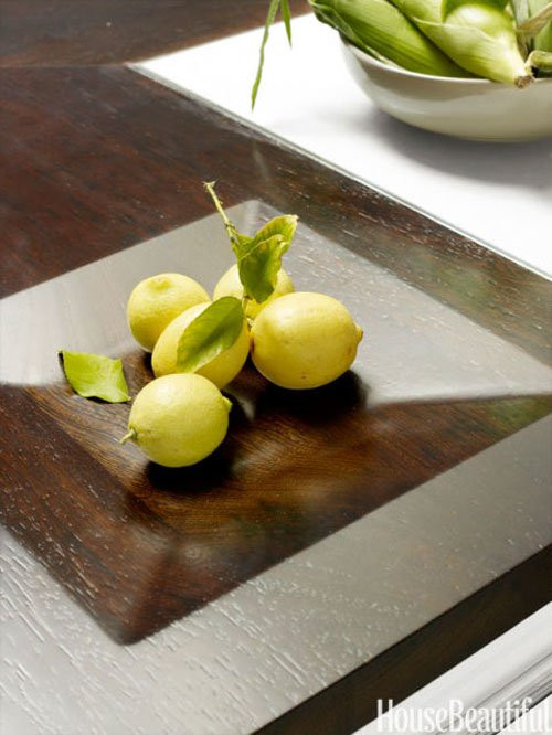  Mặt bàn lõm: Một mặt bàn được thiết kế hơi lõm có thể thay thế cho một chiếc đĩa đựng hoa quả lại không tốn diện tích. Phần lõm này còn được tận dụng để đựng trứng hay các loại hoa quả tròn trong lúc nấu nướng mà không lo quả bị lăn đi.