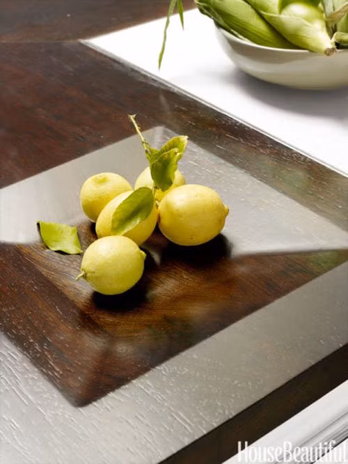  Mặt bàn lõm: Một mặt bàn được thiết kế hơi lõm có thể thay thế cho một chiếc đĩa đựng hoa quả lại không tốn diện tích. Phần lõm này còn được tận dụng để đựng trứng hay các loại hoa quả tròn trong lúc nấu nướng mà không lo quả bị lăn đi.