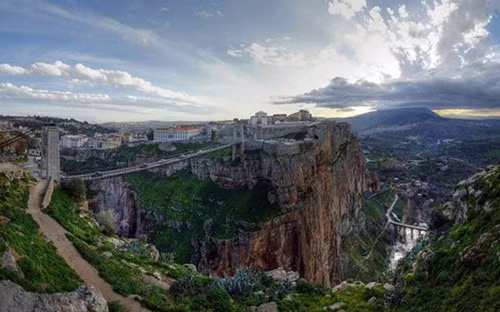 Cây cầu treo Sidi-M'Cid dài 168m nằm ở thành phố Constantine- thành phố của những cây cầu- ở Algeria. (ảnh: Flickr).