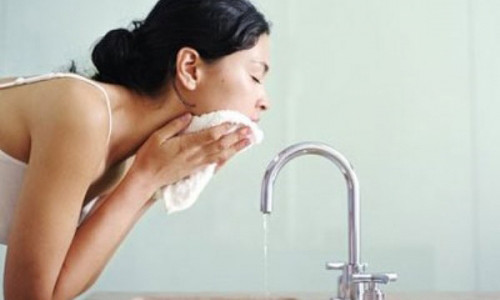 Nen bo ngay thoi quen rua mat bang khan mat kieu nay