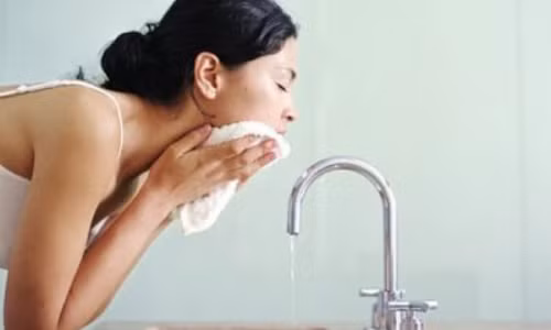 Nen bo ngay thoi quen rua mat bang khan mat kieu nay