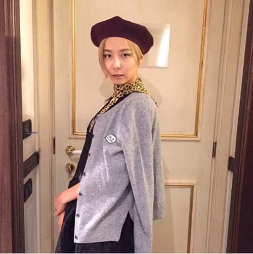 Gimnayoung kết hợp với áo khoác hờ thời trang.