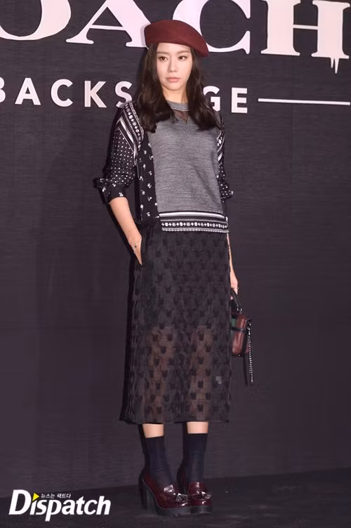 Kim Ah Jung hóa cô nàng Paris với nón beret.