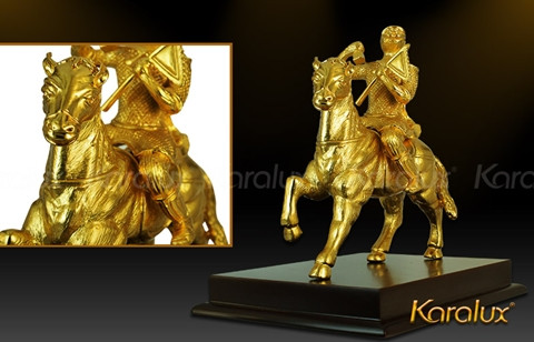 Mã Thượng Phong Hầu - Khỉ trên lưng ngựa cũng là một sự lựa chọn đồ phong thủy năm Bính Thân đáng giá. Đây là biểu tượng cho việc trí thông minh của Khỉ kết hợp với sự dũng mãnh và nhanh nhẹn của ngựa tạo nên thành công lớn cho chủ nhân. Hay nói cách khác đây là một biểu tượng cho sự thăng quan tiến chức. - Ảnh: Karalux