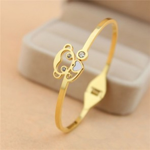 Lắc tay hình khỉ màu vàng thu hút được sự quan tâm của nhiều người.