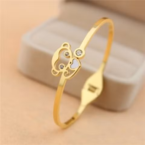 Lắc tay hình khỉ màu vàng thu hút được sự quan tâm của nhiều người.