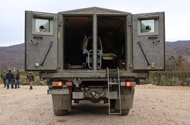 Modul bảo vệ bọc thép MM-501 được thiết kế dựa trên khung gầm tiêu chuẩn của Kamaz-5350, với hệ thống giáp bảo vệ đa lớp đủ khả năng chống lại các loại súng bộ binh hay súng phóng lựu cầm tay.