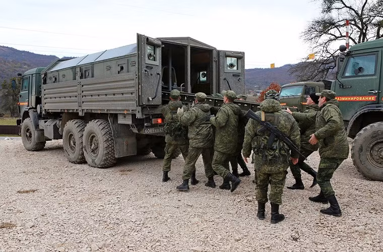 Dọc phần thân của MM-501 được bố trí sẵn các lỗ châu mai giúp binh sĩ bên trong có thể bắn trả các đợt tấn công của đối phương, phía sau của modul bọc thép này cũng được trang bị hai cửa bọc thép cỡ lớn thuận tiện cho việc triển khai quân hay vận chuyển binh sĩ bị thương.