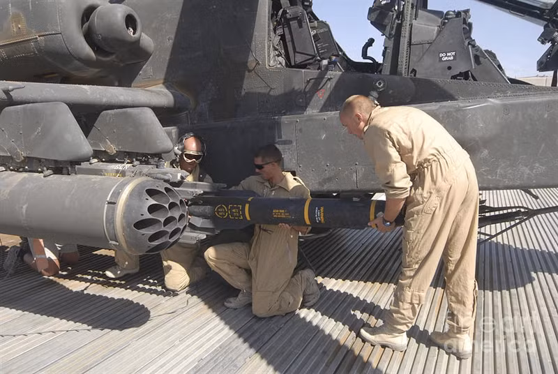 Trong biên chế của Quân đội Mỹ, AGM-114 Hellfire là vũ khí chủ lực, chủ đạo trang bị trên máy bay trực thăng tấn công các loại (AH-64 Apache, OH-58D Kiowa, AH-1W Super Cobra, AH-1J Sea Cobra, Lynx, UH-1 và UH-60) lẫn máy bay trực thăng kiềm chế hỏa lực như AH-64.