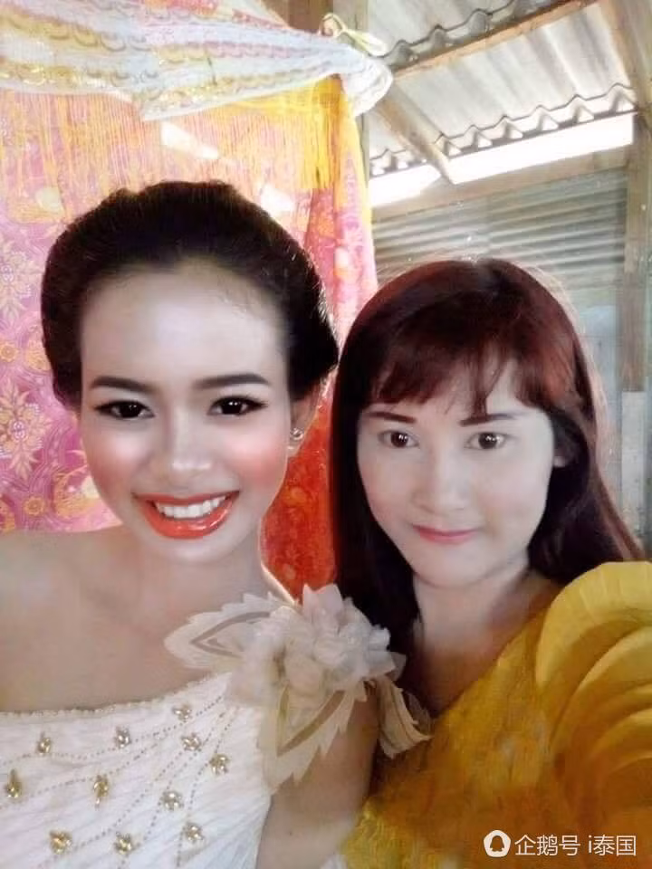Mặc dù cả hai vẫn tỏ ra hạnh phúc, vui mừng trong lễ cưới nhưng bất cứ ai ngắm nhìn đôi vợ chồng trẻ này cũng đều thấy thương thay cho họ.