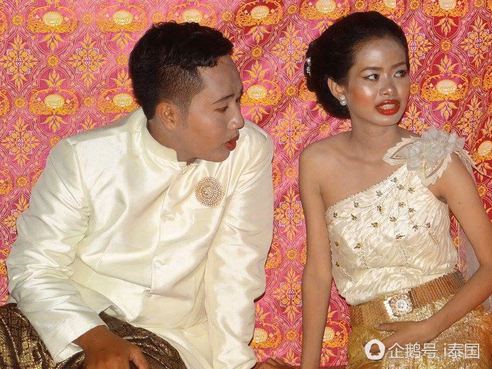 Được biết, cặp đôi này người Thái Lan. Họ đã tổ chức hôn lễ theo nghi thức truyền thống. Cô dâu tên DarikaKlinkuhlab và người chồng của mình đã phải “trả giá đắt” chỉ vì thuê nhầm thợ trang điểm.