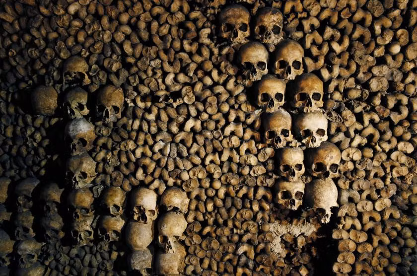 Hầm mộ Catacombs, Paris, Pháp: Nằm ở độ sâu 20 m dưới nền nhà thờ Đức Bà, hầm mộ này là nơi cất giữ hài cốt của hơn sáu triệu người Paris. Nơi đây được xây dựng vào thế kỷ 18, khi nghĩa trang truyền thống có nguy cơ khiến dịch bệnh lây lan. Những đường hầm chất đầy xương người này trải rộng trên diện tích 28.500 km2. Ảnh: Citimetric.