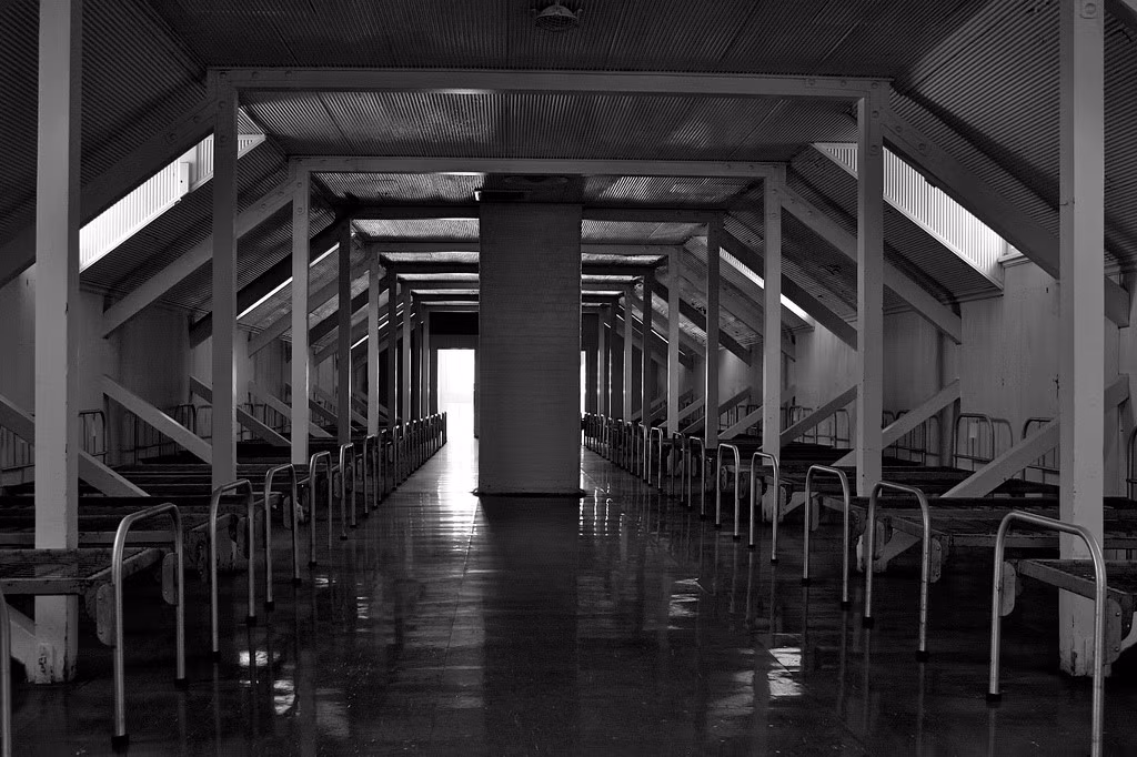 Nhà thương điên Kenmore, Australia: Kenmore mở cửa năm 1895 và được xem là một trong những nơi bị ma ám đáng sợ nhất Australia. Tường trong phòng bệnh nhân vẫn còn những vết móng tay cào. Một số cái chết lạ lùng đã diễn ra ở đây, trong đó có người bị treo cổ, bắn bằng súng và cắt cổ. Gần tòa nhà bỏ hoang này có một trại trẻ mồ côi cũng đã bỏ hoang. Ảnh: Calzean/Flickr.