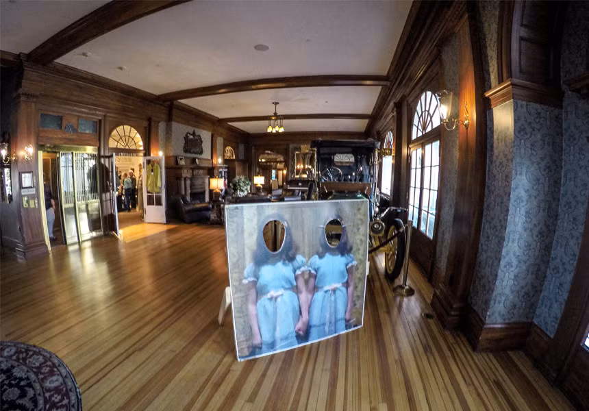 Khách sạn Stanley, Colorado, Mỹ: Bề ngoài khách sạn này có vẻ khá hấp dẫn, với cảnh quan thiên nhiên hùng vĩ xung quanh. Tuy nhiên, Stanley là nguồn cảm hứng cho tiểu thuyết kinh dị The Shining (Ngôi nhà ma) của Stephen King. Nhiều người ở đây đã nghe thấy tiếng động lạ trong đêm, thấy ma ngoài hành lang, và thậm chí thấy chăn gối của họ được gấp gọn trong lúc đang ngủ. Ảnh: American Expeditioners.