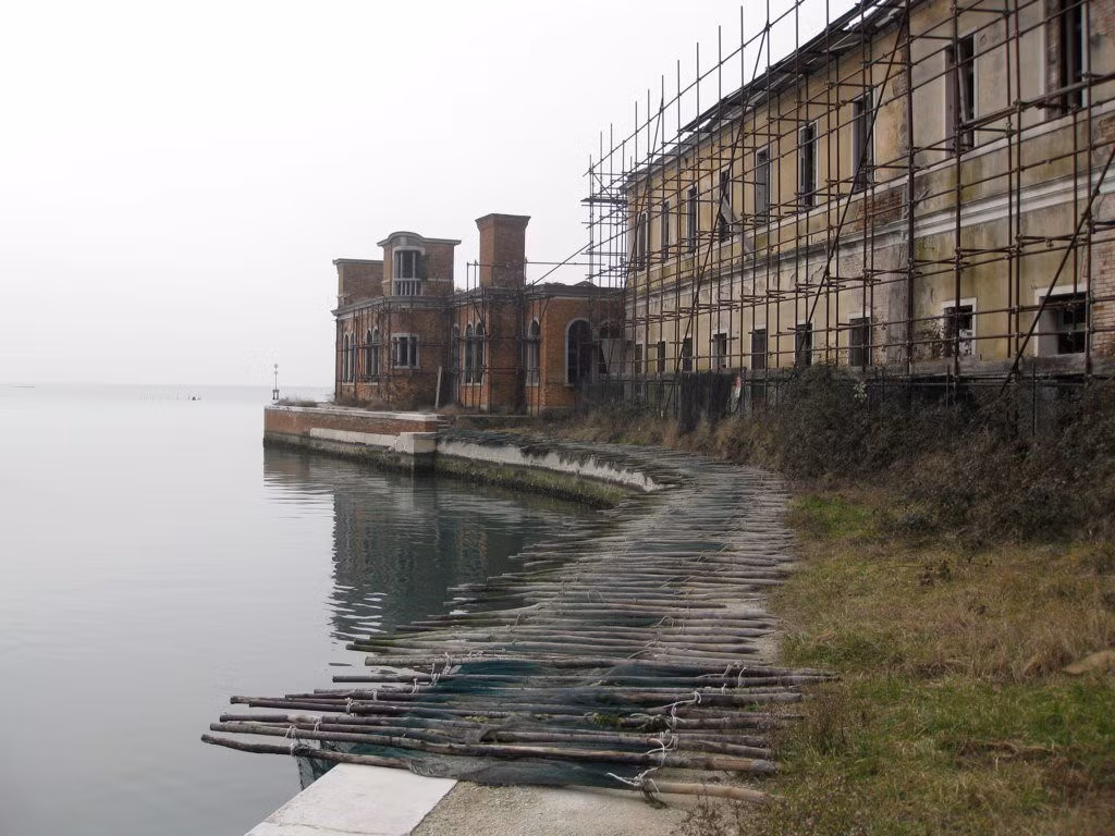 Đảo Poveglia, Italy: Hòn đảo nhỏ cách Venice 16 km này là nơi chữa trị cho những người bị bệnh dịch hạch và bệnh thần kinh thời xưa. Tại đây, một bác sĩ đã lén thực hiện những thí nghiệm khủng khiếp trên bệnh nhân. Hòn đảo này nửa phủ bụi đất, nửa phủ tro người, gần như không có ai dám tới đây. Ảnh: Oceanleadership.