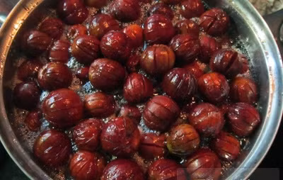 Bước 4: Cho mận vào nồi và đun với lửa vừa cho đến khi quả mận hơi quắt lại, không nên để lửa to vì sẽ làm cạn nước mận.