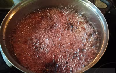 Bước 5: Vớt mận ra một bát riêng rồi cho phần nước mận thu được trong lúc ướp vào nồi rồi đun sôi lên là t được siro mận.