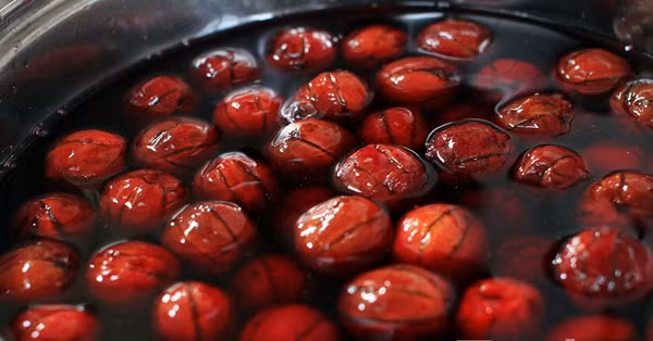 Bước 3: Cho mận với đường trong khoảng 4 – 5 tiếng cho đến khi ra nước.