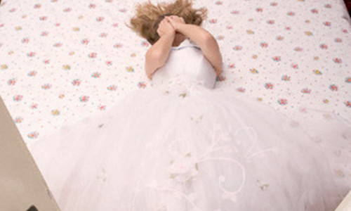 Đêm tân hôn của tôi đẫm nước mắt khi nghe những lời cay nghiệt của bố chồng, nghe sự thật mà mẹ chồng nói. Ảnh minh họa.