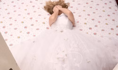 Đêm tân hôn của tôi đẫm nước mắt khi nghe những lời cay nghiệt của bố chồng, nghe sự thật mà mẹ chồng nói. Ảnh minh họa.