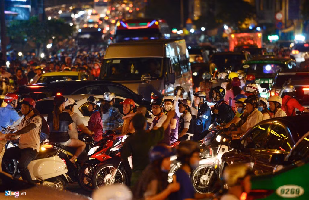 Lượng phương tiện đổ ra đường sau cơn mưa khá lớn đã làm giao thông nơi đây trở nên hỗn loạn, dù lực lượng chức năng có mặt khá sớm để điều tiết.