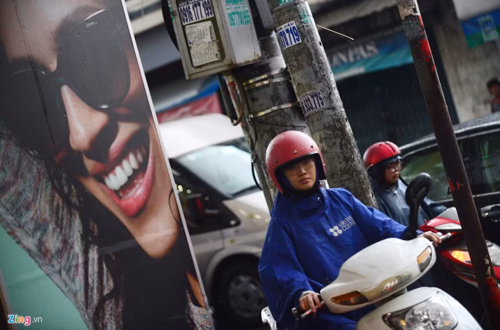 Phương tiện chen vào những nơi còn trống để vượt lên.