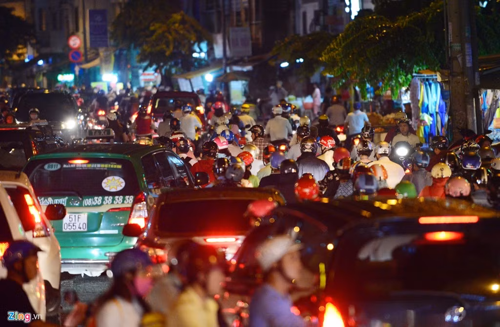 Ai cũng tranh thủ về nhà sau cơn mưa, gây nên tình trạng ùn ứ. Chị Nguyễn Thị Ngọc Anh (quận 8) cho biết, hàng ngày đi làm qua tuyến đường này đều phải chịu cảnh ùn tắc giao thông.