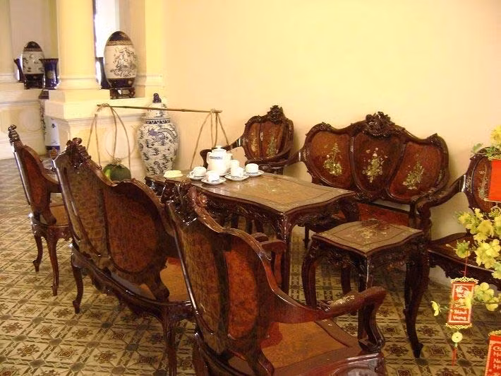 Thật ra, chính quyền Sài Gòn lúc bấy giờ không lấy gì ưu ái lắm với Trần gia. Họ đã quản lý ngôi nhà lớn của Trần Trinh Trạch, lúc đầu thì cho Mỹ ở, sau lấy lại làm Tổng hành dinh của Sư đoàn 21 ngụy. Nghe nói, trong thời gian chiếm giữ, họ đã phá phách làm hư hại nội thất của ngôi nhà và đã lấy đi nhiều đồ vật quý. Sau ngày miền Nam giải phóng, dòng họ Trần còn lại một ít điền sản và bất động sản như: lô đất ở Cái Dầy, 10 căn phố lầu và 3 ngôi biệt thự ở thị xã Bạc Liêu. Những tài sản này sau đó bị Nhà nước quản lý bởi vì đó là tài sản nhân dân được trả về cho nhân dân. Vài năm sau, 1 trong 3 ngôi biệt thự được Nhà nước ta xét trả lại cho một người cháu của Trần Trinh Trạch vì có những đóng góp cho cách mạng.