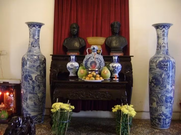 Trần Trinh Trạch (1872-1942) hay thường gọi là Hội đồng Trạch, nguyên là thành viên của Hội đồng Tư mật Nam kỳ (Conseil Preivé), nguyên chánh hội trưởng và đồng sáng lập Ngân hàng Việt Nam - ngân hàng đầu tiên do chính người Việt Nam sáng lập và điều hành, được coi là một trong "Tứ đại Phú hộ" của Sài Gòn. Trần Trinh Trạch có bảy người con (ba trai, bốn gái). Người con trai thứ ba của ông là Công tử Bạc Liêu. Năm 1945, Việt Minh giành chính quyền, có lẽ công việc lớn nhất của chính quyền cách mạng là tịch thu đất của địa chủ cấp cho người dân. Theo số liệu lúc bấy giờ, đến hơn 90% tá điền được cấp đất. Đến khi thực dân Pháp quay trở lại, Trần gia những tưởng khôi phục lại những gì đã mất, nào ngờ Việt Minh đã làm “nổi lên” kháng chiến. Vùng cách mạng làm chủ lại nằm trên gần như toàn bộ các sở điền của Trần gia. Ở đó, Việt Minh đã tổ chức đời sống mới. Việt Minh còn chủ trương yêu cầu địa chủ giảm tô rồi thối tô cho tá điền…