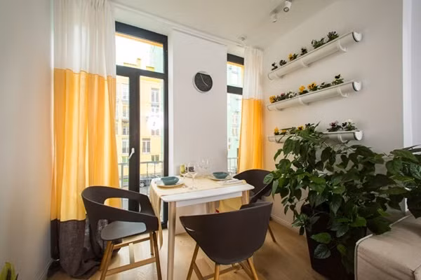 Không tốn nhiều diện tích nhưng góc ăn uống vẫn là nơi được gia chủ trang trí khá ấn tượng.