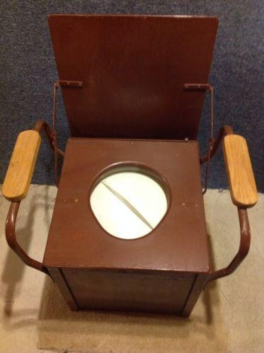 Tuy nhiên, số thuốc này thậm chí không đủ để khiến cô mê mệt, mà chỉ khiến Lupe cảm thấy muốn nôn mửa. Cô chạy nhanh vào toilet, trượt chân trên nền gạch, ngã về phía trước và đầu nằm gọn trong… chiếc ghế toilet sang trọng. Phải đến sáng hôm sau, khi người giúp việc đến, mới phát hiện Lupe Velez đã chết trong một tư thế hết sức kỳ quặc. Các bác sĩ pháp y kết luận cô chết vì ngạt nước trong… bồn cầu. Rất có thể cú ngã, thuốc ngủ và cú đập đầu đã khiến nữ diễn viên ngất đi và sặc nước đến chết.